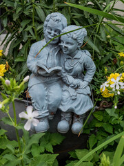 Fototapeta na wymiar statue of a couple in the garden