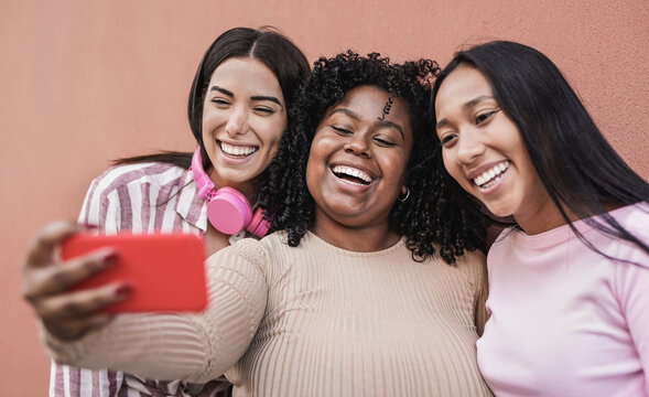 Happy young latin women taking a selfie with smartphone - Girls with different skin colors and bodys - Friendship love