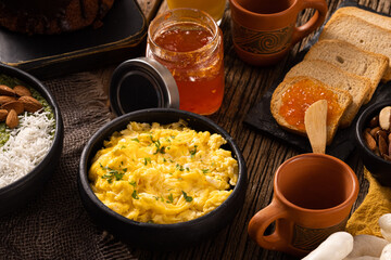 Omelete com torradinhas