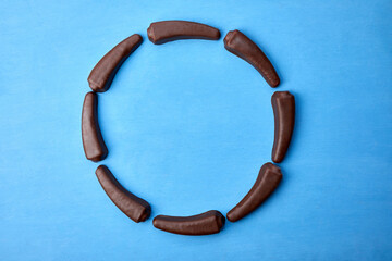 Circle made of chocolate bananas dessert - 422641421