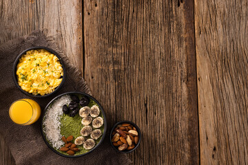 Creme de abacate com castanhas e ovos mexidos