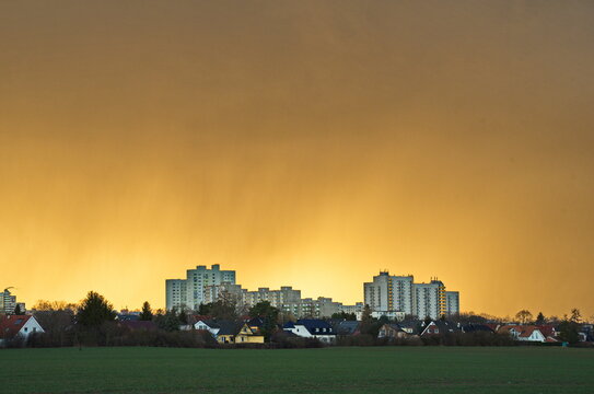 Gelber Himmel &uuml;ber Berlin, Ortsteil Buckow, am 11.3.2021, im Vordergrund Gro&szlig;ziethen