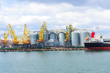 Fototapeta premium Odessa, UKRAINE - MART 1, 2021.Odesskiy gruzovoy port. Komercheskoye sudno zhdet pogruzki