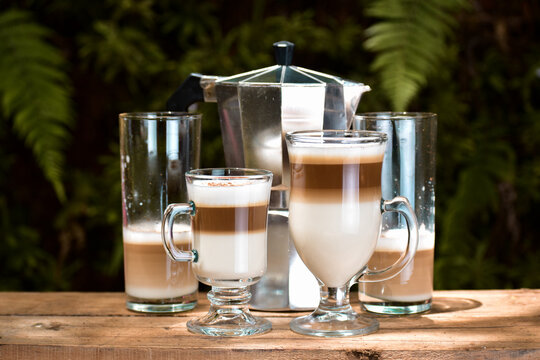 Fotograf&iacute;a cafetera italiana con cappuccino 