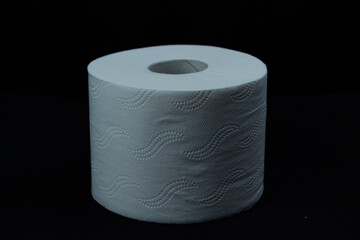 Carta igienica su sfondo nero