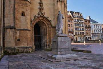 Fototapeta na wymiar Statue of Alfonso II el Casto next to the cathedral of Oviedo (Uviéu)