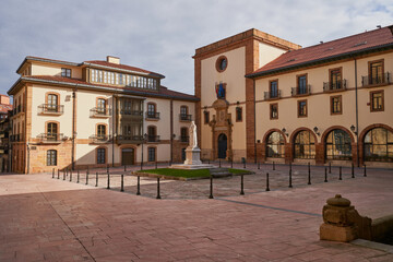 Fototapeta premium Faculty of Psychology and statue of Father Benito Jerónimo Feijoo in beautiful Plaza de Feijoo.