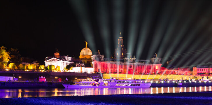 Lichtshow zum Tag der Deutschen Einheit in Dresden bei Nacht, Br&uuml;hlsche Terrasse, Dresdner Altstadt