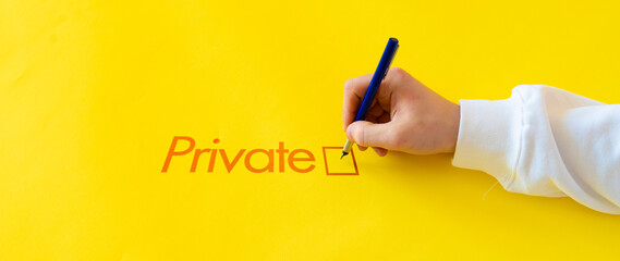hand choose private checkbox, write on the table