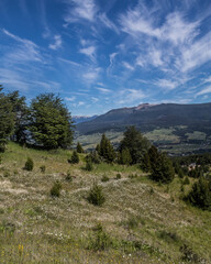 D&iacute;a con nubes hermosas en el campo.
