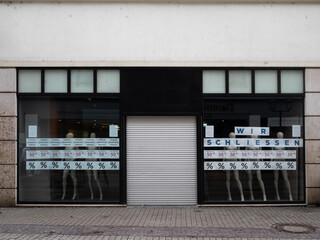 closing retail shop during lockdown - obrazy, fototapety, plakaty