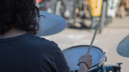 Tocando bater&iacute;a al aire libre.