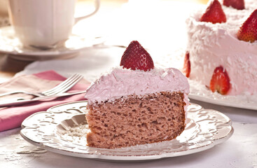 Bolo confeitado de morango com fruta