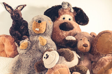 Des peluches entassées