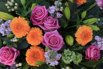 Obraz na płótnie Canvas Orange and pink flower arrangement