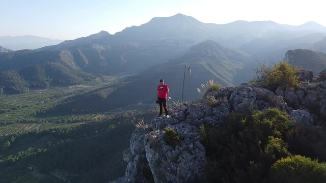 Joven captando el paisaje con un drone. Concepto de video 4k