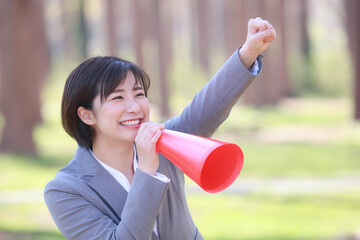 メガホンを持ち声援を送る女性