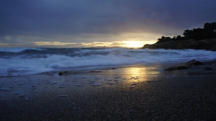Obraz premium wave splash on a windy winter sunset in the mediterranean sea