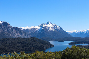 Obraz na płótnie Canvas lago , montaña , cerro campanario , nieve , arboles , azul ,verde , amarillo , otoño