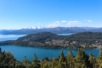 Fototapeta na wymiar Lago , cristalino , verde , azul , arboles , mirador , paisaje , argentina , cerro , sur 