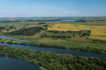 Obraz premium aerial view of plantations near the Tietê River waterway, in Bariri, interior of São Paulo