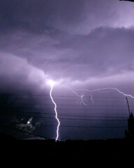 Rayos en tormenta eléctrica en la ciudad.