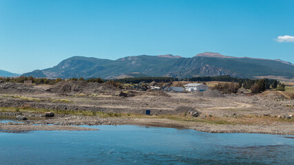 Día soleado en el campo con montes de fondo.
