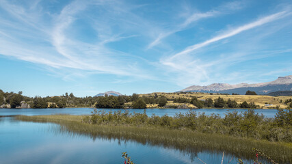 Día soleado en el campo con montes de fondo.
