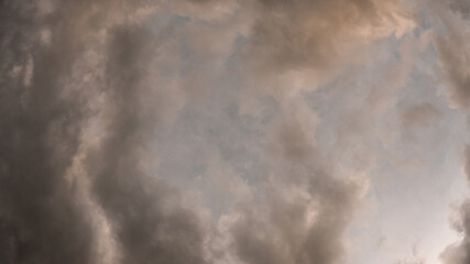 Nubes en medio del atardecer.