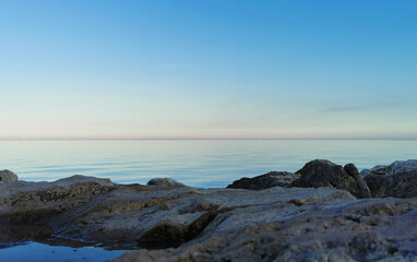 Tramonto sul mare Adriatico visto dagli scogli del molo
