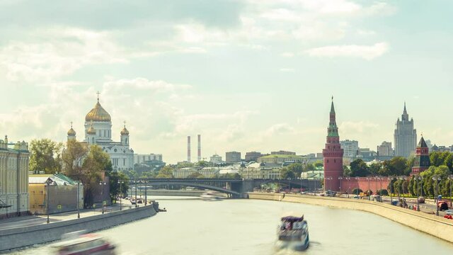 Moscow timelapse view of the moscow river and kremlin palace. Boats cruising and massive clouds around 4k timelapse panorama russia
