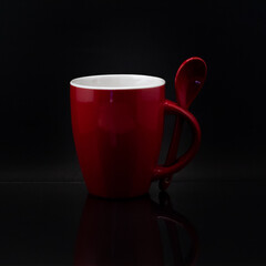 Tasa roja en fondo negro.