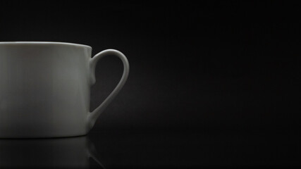 Tasa blanca en fondo negro.