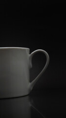 Tasa blanca en fondo negro.