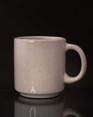 Tasa blanca en fondo negro.