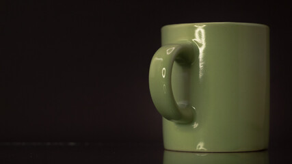 Tasa verde con fondo negro.