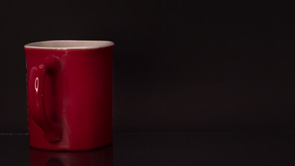Tasa roja en fondo negro.