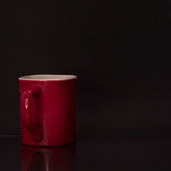 Tasa roja en fondo negro.