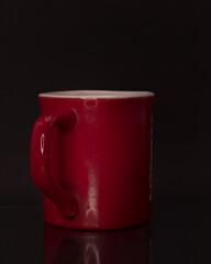 Tasa roja en fondo negro.