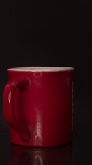 Tasa roja en fondo negro.