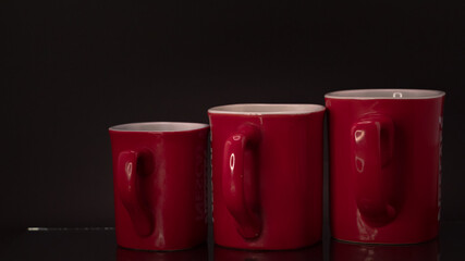 Tasa roja en fondo negro.