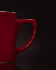 Tasa roja en fondo negro.