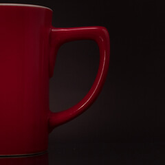 Tasa roja de ceramica con fondo negro.