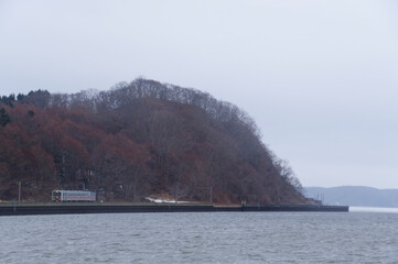 厚岸湖の湖畔を走る花咲線の車両