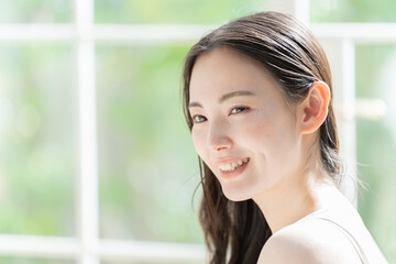 Fototapeta premium 横顔の若い女性 ポートレート
