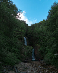 Gran cascada en d&iacute;a soleado.