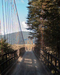 Puente colgante en el camino en un día soleado.