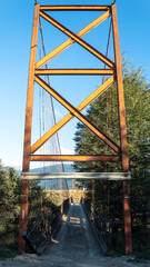 Puente colgante en el camino en un d&iacute;a soleado.