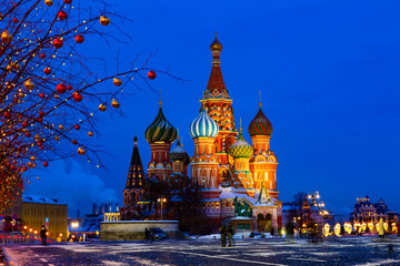 Obraz premium St. Basil's Cathedral on Red Square in Moscow at night in winter time, Russia
