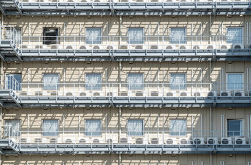 都会のビル外壁にたくさんのエアコン室外機